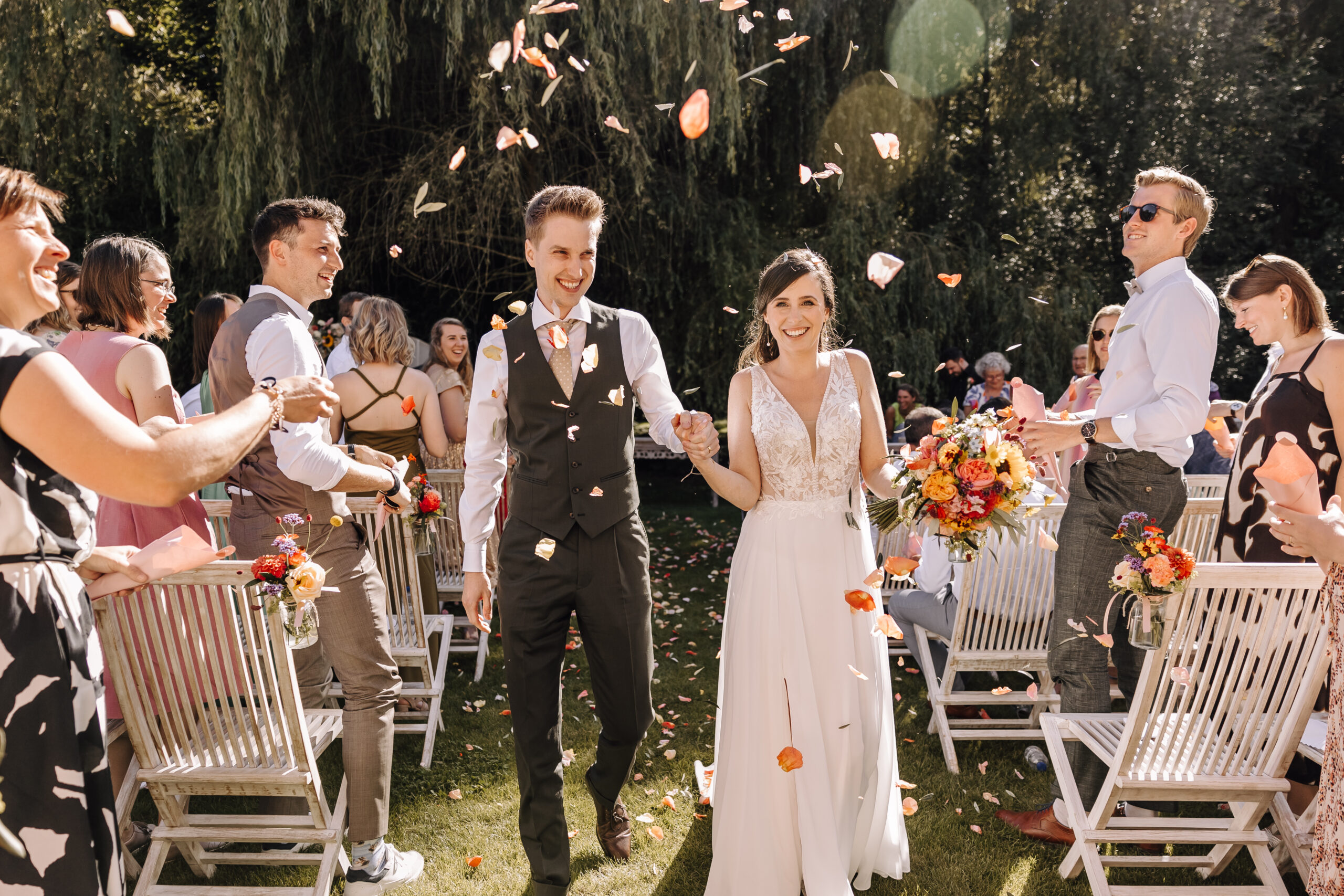 Wedding exit met bloemblaadjes